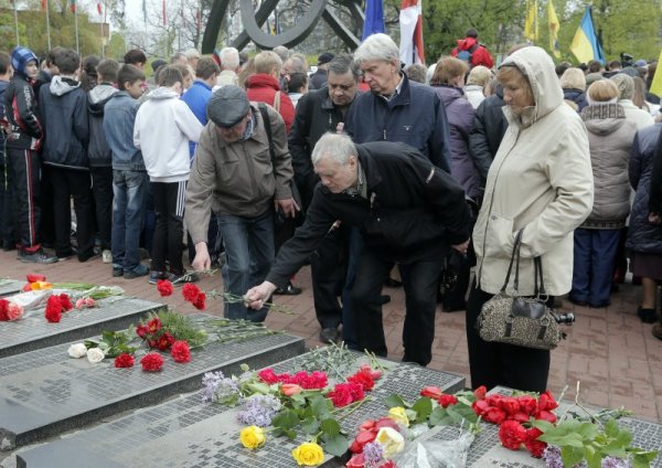 Стотици украинци поставят цветя на паметна плоча с имената на техните роднини по време на възпоменателна церемония по повод 30-та годишнина от трагедията в АЕЦ &quot;Чернобил&quot;. Снимка: БТА
&nbsp;