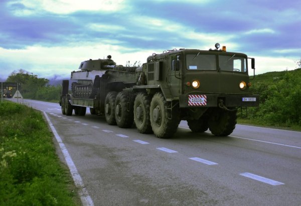 Няколко тежки военни машини потеглиха рано тази сутрин от Сливен към София, където ще вземат участие във военния парад за Гергьовден. От Сливенското военно формирование  уточниха, че се транспортират 4 танка Т-72 и 3 гаубици, като за целта се използват тежки влекачи и транспортирането се извършва по автомагистрала Тракия. Снимка: Булфото