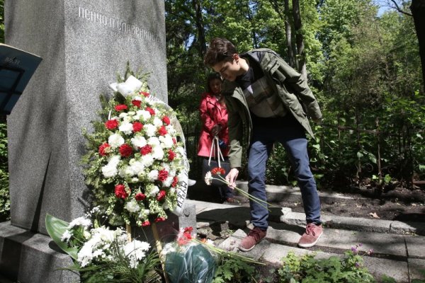 В Централните софийски гробища, националният литературен музей организира възпоменателна церемония по случай 150-годишнината от рождението на големия поет и родоначалник на българския модернизъм Пенчо Славейков. Снимка: БТА