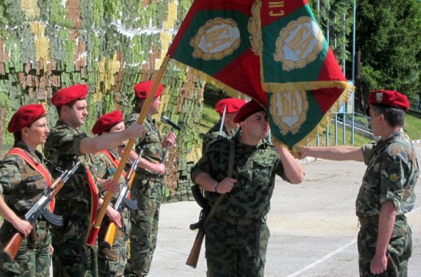 В Единния учебен център на Сухопътните войски в Плевен се състоя тържествен армейски ритуал - военна клетва от първите курсисти, български граждани, завършили успешно &quot;Начална военна подготовка&quot; - 45 души, сред които 9 жени. След като целунаха армейския флаг и произнесоха клетвените думи &quot;Заклех се!&quot;, младите хора бяха поздравени от гостите. В Плевен курсистите са получили тактическа, строева, физическа, огнева, инженерна и военно-медицинска подготовка, както и по ядрена, химическа, бактериологическа защита и екология. Те ще бъдат зачислени в резерва на българските въоръжени сили. Снимка: БТА