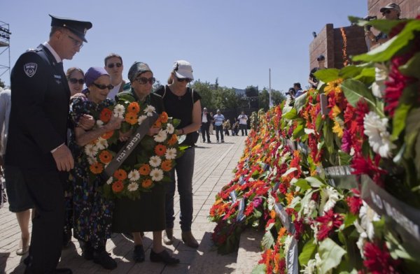 Оцелели от холокоста и техни близки поднасят цветя на мемориал в Йерусалим. Йом Ашоа - Ден на възпоменание на жертвите на Холокоста се отбелязва на 5 май Снимка: БТА