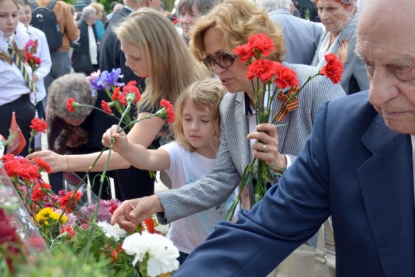 Русе се включи в световната инициатива &quot;Безсмъртният полк&quot; по повод на Деня на победата. Пред Паметника на Альоша в града се състоя церемония, по време на която русенци почетоха с минута мълчание паметта на загиналите войни и поднесоха венци и цветя. Снимка: БТА