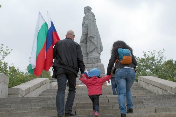 Десетки жители на Пловдив поднесоха цветя на паметника на руския войник &quot;Альоша&quot; по случай 71-та годишнина от края на Втората световна война. Снимка: БТА