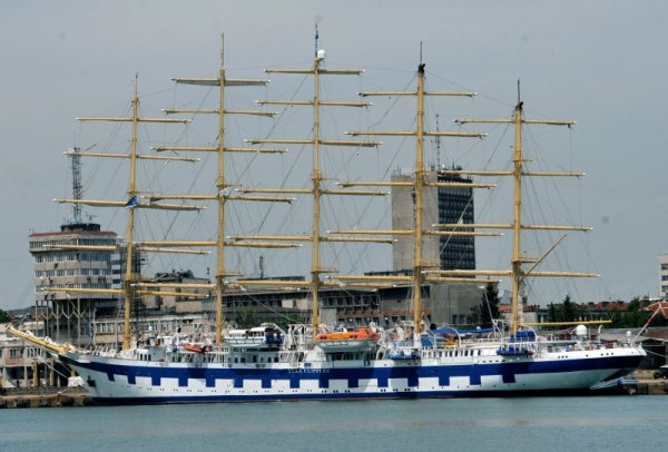 В пристанище Бургас акостира ветрохода Royal Clipper - най-големият действащ ветроход в света и единственият петмачтов кораб с пълен такелаж. Вeтроходнияг лайнер е част от флота на компанията Star Clippers, която е специализирана в круизи с ветроходни кораби. Максималният брой пасажери на Royal Clipper е 227. Ветроходът разполага с луксозни каюти, три басейна, спа център, три палуби, атриум, ресторант и пиано бар. Снимка: БТА