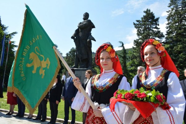 Церемония по издигане на националното знаме и запалване на Вечния огън до паметника на Христо Ботев във Враца даде началото на възпоменателните чествания по повод 140-та годишнина от подвига на Войводата и неговите четници. На официалното откриване на &bdquo;Ботеви дни-2016&rdquo; бяха изпратени групите от Враца, които ще се включат в 70-ия Национален туристически поход &quot;По стъпките на Ботевата чета. Козлодуй-Околчица&quot;, в който тази година участват повече от 1000 туристи от цялата страна. Снимка: БТА
&nbsp;