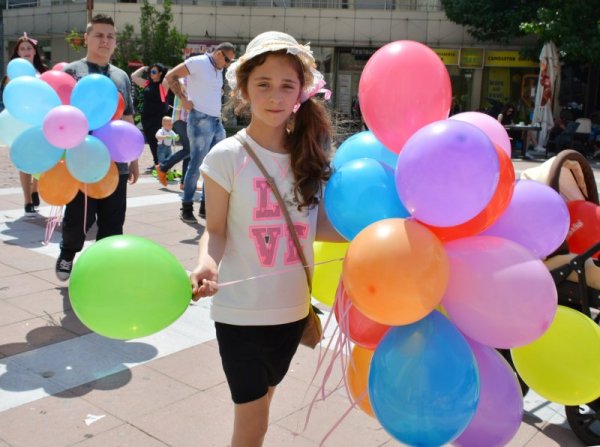 Много забавления, приятни емоции, усмивки, награди имаше за децата на Благоевград в празничния 1 юни.  Празничното настроение и детската жизнерадост завладяха централния площад &quot;Георги Измирлиев&quot;. Снимка: БТА