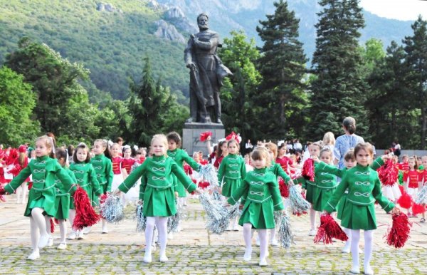 За Деня на детето във Враца във вторник вечер се състоя преглед на детски и юношески мажоретни състави.  Общо 13 мажоретни състави се включиха в парада. Снимка: Булфото