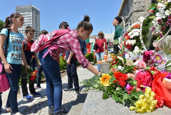 Ритуал за полагане на венци и цветя пред паметника на Хаджи Димитър и сливенските възрожденци, в памет на Христо Ботев и загиналите за народна свобода, се състоя на 2 юни на пл. &quot;Хаджи Димитър&quot; в Сливен. С едноминутно мълчание стотици почетоха паметта на загиналите за свободата и независимостта на България. Снимка: БТА