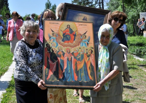 Големият християнски празник Възнесение Господне &ndash; Спасовден, бе почетен в Хасково с литийно шествие от храма &quot;Св.Архангел Михаил&quot; до параклиса &quot;Възнесение Господне&quot; на хълма &quot;Ямача&quot;, където бе отслужен тържествен водосвет. По традиция малки и големи се стараят да докоснат чудотворната икона &quot;Възнесение Господне&quot; за здраве и успех. Снимка: БТА