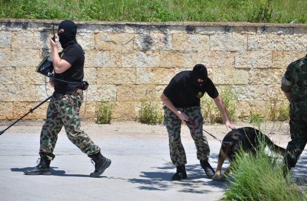 Учение по спасяване на ранени след терористичен акт се проведе в МБАЛ &quot;Св. Марина&quot; във Варна. Акцията е в рамките на провеждащия се трети международен семинар по антитероризъм. Снимка: БТА