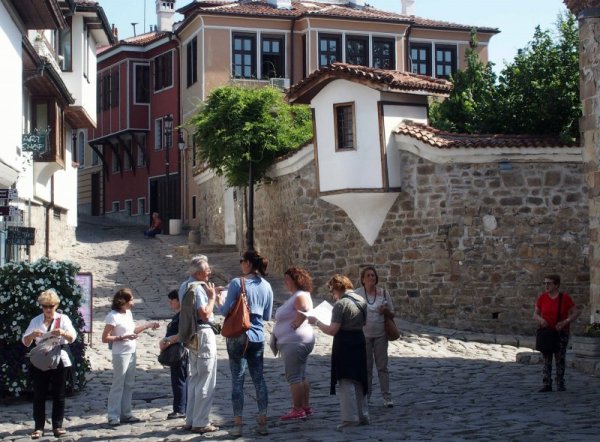 Преди настъпването на лятото туристически групи се разхождат из Пловдив. Снимка: БТА