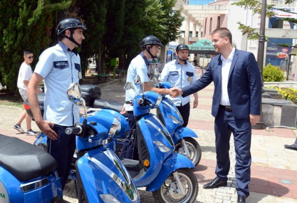 Кметът на Стара Загора Живко Тодоров представи пред сградата на общинската администрация мобилния екип от 10 инспектори &bdquo;Обществен ред и сигурност&quot; към звено &bdquo;Общинска охрана&ldquo;. Той се състои от 5 двойки, които се придвижват с електроскутери, за опазване на обществения ред на територията на Стара Загора. Те ще контролират сигурността на гражданите в парковите територии, пешеходните зони, както и местата за паркиране в града. Снимка: БТА