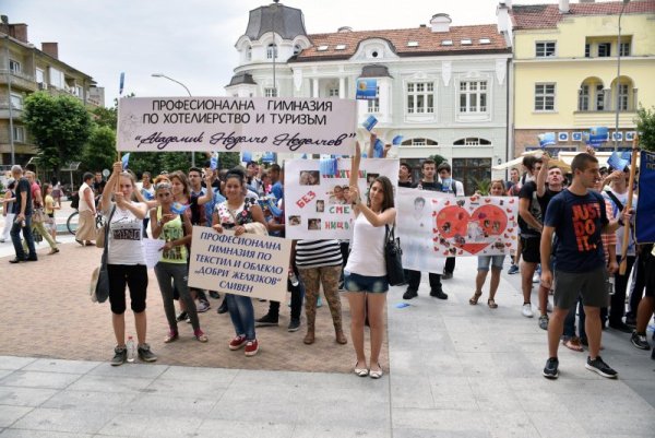 Десетки деца отбелязаха днес пред сградата на общината в Сливен 26 юни - Световен ден за борба с наркоманиите. Събитието се организира от Общинския съвет по наркотични вещества, а шествието е в знак на солидарност и подкрепа на борбата против наркотиците. Снимка: Булфото