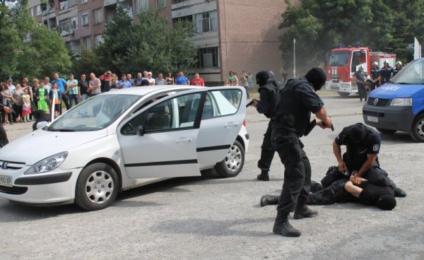 По повод професионалния празник на полицията, днес в ОД на МВР &ndash; Търговище бяха организирани редица прояви. Една от тях бе демонстрация по залавянето на опасен престъпник. Снимка: БТА