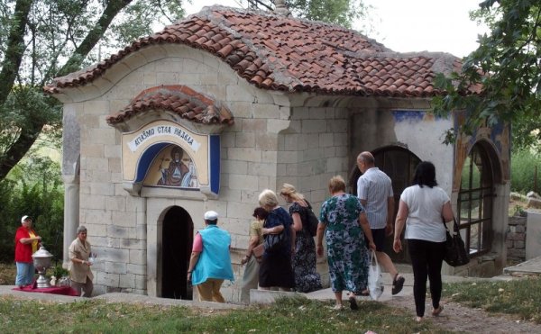 Стотици богомолци от Южна България се събраха в манастира &quot;Света Неделя&quot; край Асеновград за храмовия празник на обителта и деня на Света Великомъченица Неделя. Празничната литургия бе водена от пловдивският владика митрополит Николай. В манастира е се намира и чудотворното аязмо с лековита вода, за която се предполага, че лекува очни болести. Снимка: БТА