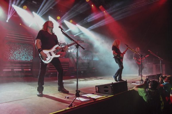 Траш метъл легендите Megadeth препълниха зала Универсиада. Предвождана от неуморимия Дейв Мъстейн, бандата представи пред софийска публика 15-ия си студиен албум &quot;Dystopia&quot;, който излезе на музикалния пазар в началото на тази година. Снимка: Булфото