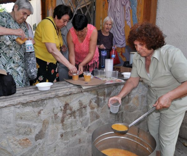 С тържествен водосвет димитровградчани почетоха празника на Свети Пантелеймон в храма носещ името на светията. За миряните имаше и курбан от осветен фасул. Интересна е историята на този храм, който по времето на социализма е бил трафопост и преди няколко години жителите на димитровградския квартал &quot;Славяни&quot; го превърнаха в православен храм. Снимка: БТА