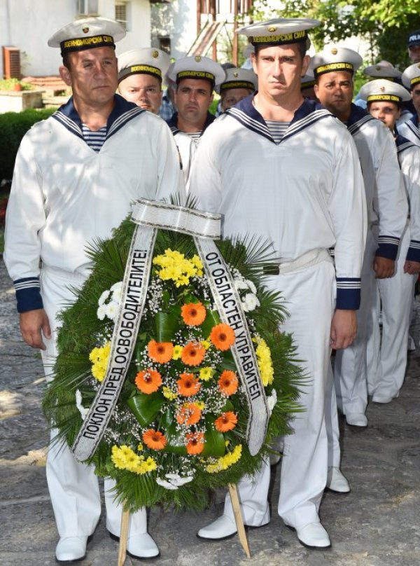 С военен ритуал, полагане на венци и цветя и заупокойна молитва, отслужена от Варненския и Великопреславски митрополит Йоан, беше отбелязана 138 годишнината от освобождението на Варна от османско робство. Снимка: БТА