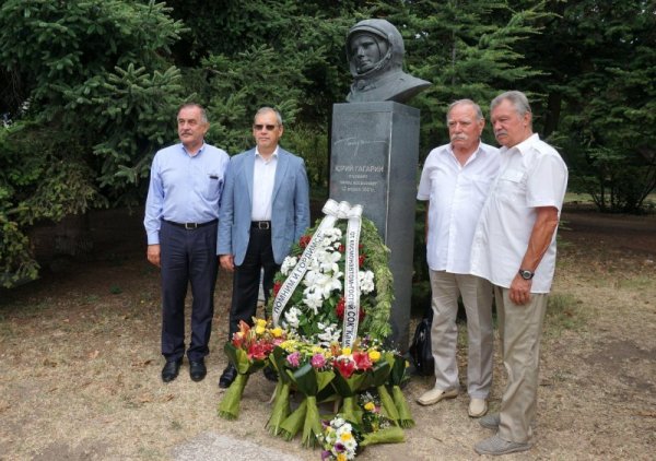 Четирима космонавти, гостуващи в морската столица, поднесоха венец и цветя на паметника на първия космонавт Юрий Гагарин. На посещение в СОК Камчия са истинско съзвездие от космонавти - Павел Виноградов &ndash; руския космонавт, участвал в три космически мисии, Берталан Фаркаш - космонавт на Унгария и Думитриу Прунариеу &ndash; космонавт на Румъния и президент на Европейския филиал на Световната асоциация на космонавтите и астронавтите, както и Георги Иванов &ndash; първия български космонавт. Снимка: Булфото