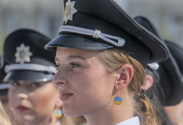 Курсантка носи атрактивни обеци по време на дипломиране на бъдещи полицаи в полицейската академия в Киев. Снимка: БТА