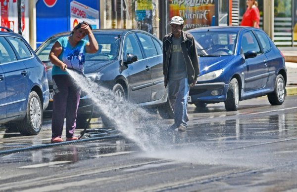 Две водоноски ударно мият столичния булевард &quot;Шипченски проход&quot;. Екипите успоредно &quot;облизват&quot; и пътното платно и тротоарите. Снимка: Булфото