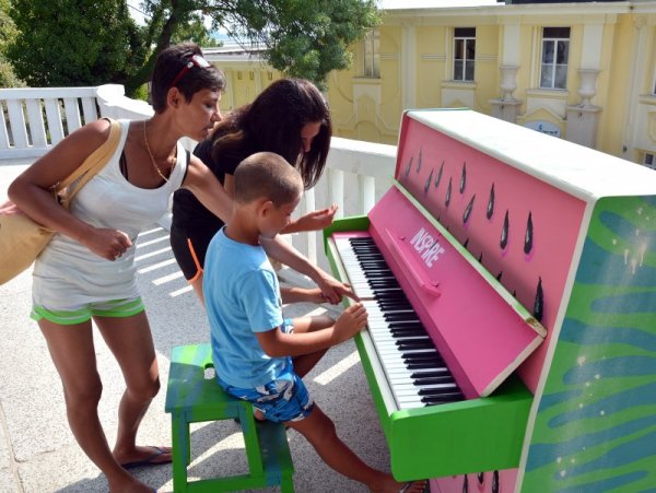 &nbsp;Свежо боядисано пияно украси входа на централния варненски плаж. Снимка: БТА