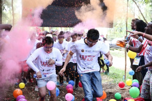 Доброволци тичат по време на фестивала &quot;Color Run&rdquo;&nbsp; в столицата на Кения &ndash; Найроби. Фестивалът е познат още като &quot;Най-щастливите 5 километра на планетата&ldquo;. По време на бягането участниците биват замеряни с различни цветни пудри и така завършват състезанието... най-вече оцветени Снимка: БТА