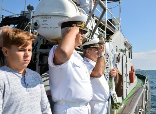 Военен ритуал за отдаване на военни почести по повод навършването на 100 години от гибелта на капитан-лейтенант Кирил Минков се проведе на борда на катера &quot;Васил Левски&quot; в открито море. Свещеници отслужиха панихида и за загиналите заедно с капитан Минков моряци. Снимка: БТА