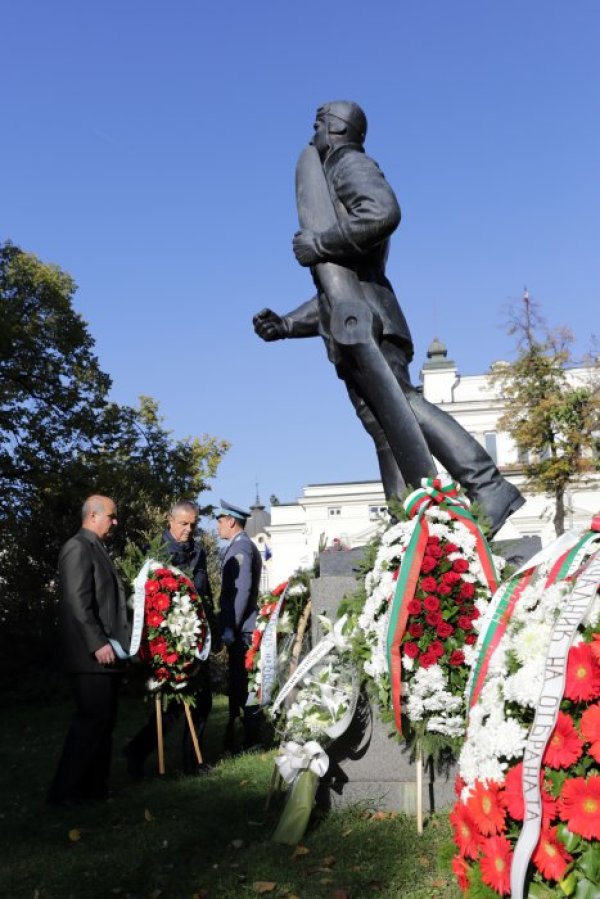 &nbsp;Поднасяне на венци пред паметница на летеца в София. Повод бе празника на авиацията и ВВС.&nbsp;&nbsp;Снимка: БТА