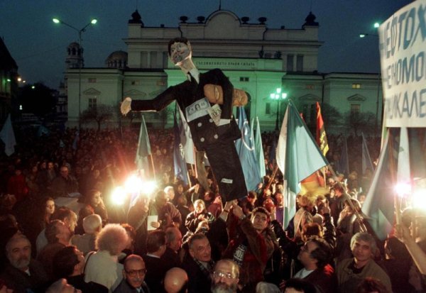 Същевременно протестите срещу управлението на БСП вече са започнали. Снимка: Reuters