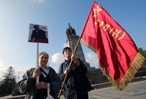 Привърженици на БКП отбелязаха пред Паметника на съветската армия деня на Октомврийската революция в Русия.  Снимка: БТА