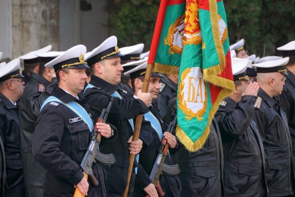 В базата на ВМС срещу Морска гара Варна тържествено беше отбелязана 121-та годишнина от създаването на Военноморска база Варна и празникът на пункт за базиране Варна. Контраадмирал Митко Петев прие строя на военослужещите. Бяха вдигнати националния флаг и флаговете за разцветяване на бойните кораби. Тържеството завърши с тържествен марш. Снимка: Булфото