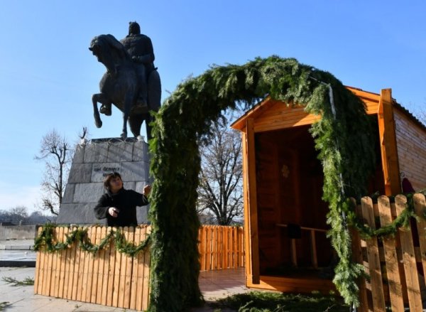 В централната част на Исперих, пред паметника на основателя на българската държава Хан Аспарух, започнаха приготовления за предстоящите Коледни и Новогодишни празници. Монтирани са Коледната елха и къщичката на Дядо Коледа, предстои и украсяването им.&nbsp;&nbsp; Снимка: БТА