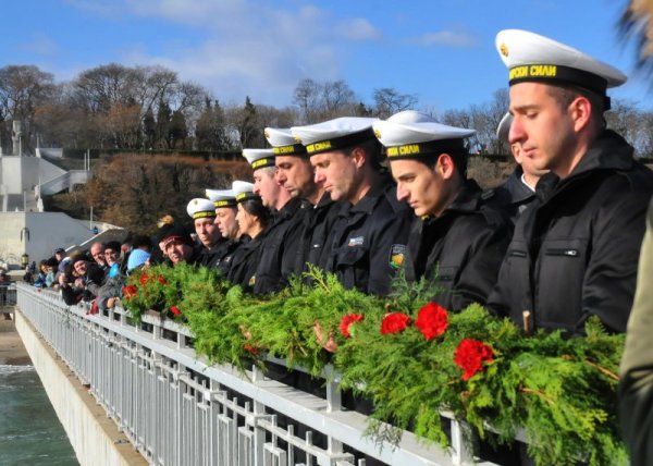 Бургас отбеляза своя празник на града. Негово Високопреосвещенство Сливенският митрополит Йоаникий и представители на бургаското духовенство осветиха обредната празнична трапеза, а програмата продължи с литийно шествие до Моста и заупокойна молитва за загиналите моряци. Снимка: Булфото