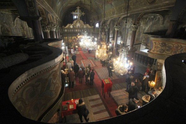 Патронен празник отбеляза днес един от най-старите храмове във Велико Търново &quot;Св. Никола&quot;. Стотици миряни запалиха свещ и опитаха от осветения рибен курбан. Снимка: БТА
&nbsp;