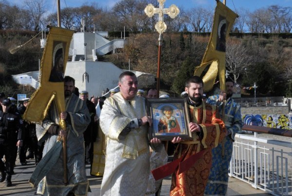 В Бургас бе отбелязан Никулден, който е и празник на града. Сливенският митрополит Иоаникий освети Никулденската трапеза и курбан. Снимка: БТА