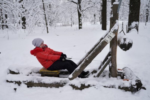 Жителка на Москва прави сутрешната си тренировка на импровизиран фитнес на открито при температура от минус 10 градуса. Снимка: БТА