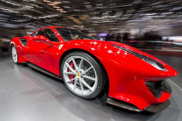 Модел на Ferrari събира погледите на посетителите журналисти по време на автосалона в Женева. Снимка: БТА