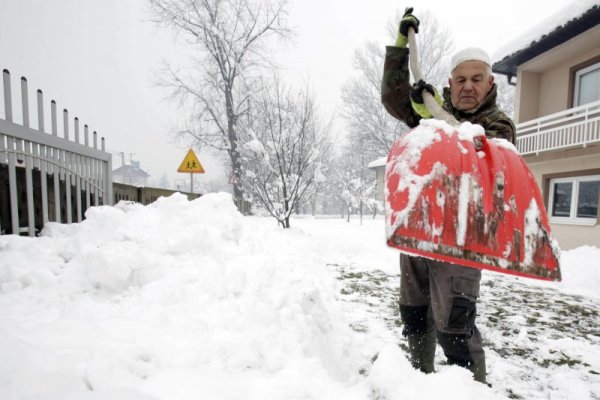 Босненец чисти натрупания сняг край столицата Сараево. Снимка: БТА