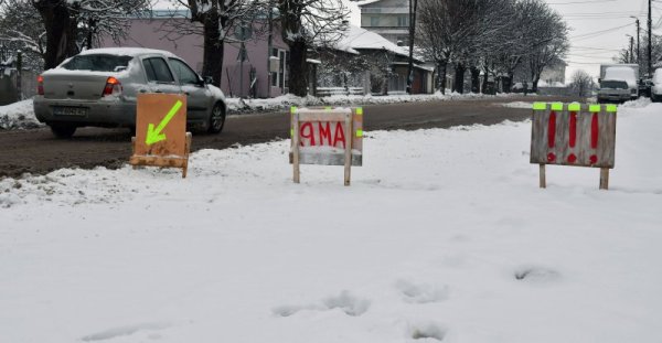 Нов &quot;пътен знак&quot; &ndash; &quot;Яма&quot;, е поставен на улица &quot;Христо Ясенов&quot; в Исперих. Той предупреждава водачите на МПС за опасност по пътя. По натоварената улица, по която минава трафика от автомобили в посока Силистра и Варна асфалтовата настилка, е силно повредена и се образувала голяма дупка. Снимка: БТА