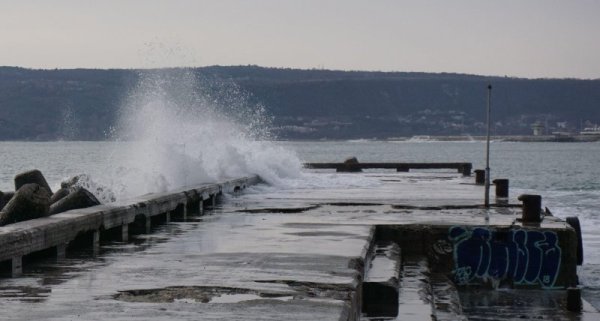 Силното вълнение на морето около вълнолома попречи на водолазите да направят традиционния оглед на дъното и буната, където на Йордановден по традиция ще скачат участниците в богоявленския ритуал по изваждане на кръста. Заради сигурността на водолазите огледът беше отложен до утихването на вълните. Снимка: Булфото