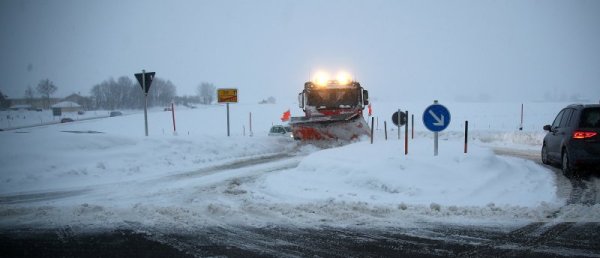 Южна Германия и Австрия са блокирани от почти 1 метър сняг. Десетки населени места са без ток. 

На снимката: Снегорин чисти пътя в германския град Варнгау.
Снимка: Reuters