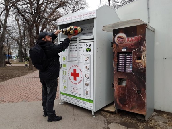 Контейнери за стари дрехи, чанти или други аксесоари са поставени във Варна. Такива има край пазар &ldquo;Часовника&rdquo;, Колхозния пазар, на бул. &ldquo;Чаталджа&rdquo;, в Цветния квартал, в кв. &ldquo;Аспарухово&rdquo; и на паркинга на Метро. Идеята е в тях да бъдат оставяни запазени дрехи и други текстилни продукти, които стават за употреба. Снимка: Булфото