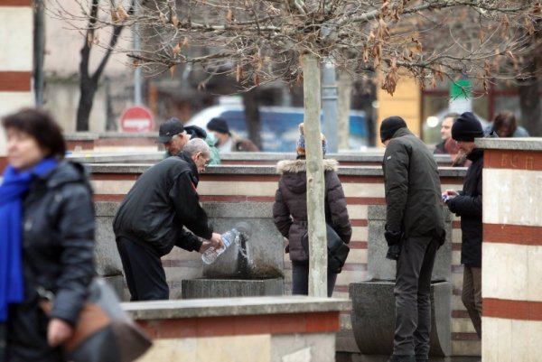 Хора пълнят минерална вода от чешмите при бившата Централна баня. Снимка: БТА