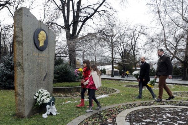 Пред паметника на Цар Борис III в Борисовата градина граждани почетоха годишнина от рождението на българския монарх, наричан Цар Обединител. Снимка: БТА