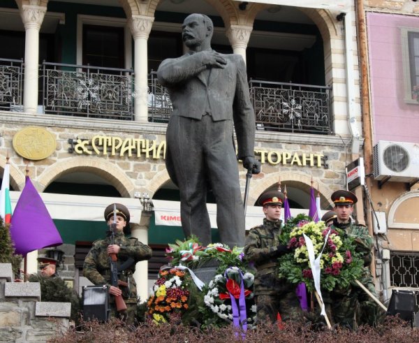 С военен ритуал във Велико Търново бяха отбелязани 165 години от рождението на Стефан Стамболов. Пред паметника на бележития революционер и политик бяха поднесени цветя в знак на признателност. Снимка: БТА