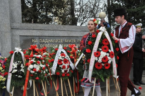 Бургас отбелязва 141 години от своето Освобождение. Традиционно бе изпълнен ритуал по издигане на националния флаг на Република България и флаговете на ЕС и общината на плаца пред сградата на администрацията, след което бе отслужен благодарствен молебен за благоденствието на свободен Бургас. Пред Паметника на руските освободители бяха положени венци и цветя в памет на загиналите за Освобождението. Снимка: Булфото