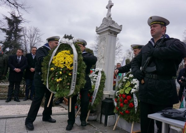 С военен ритуал, заупокойна молитва и поднасяне на венци, варненци почетоха 119-ата годишнина от смъртта на Капитан Петко Войвода пред гроба му на варненските гробища. Петко Киряков Калоянов е роден е на 6 декември 1844 г в Доган Хисар (днес Гърция). Посвещава живота си на освобождението на българските тракийски земи и обединението им с България. Снимка: Булфото