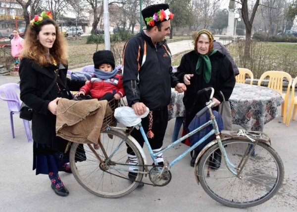 В село Царимир се проведе традиционни зимен обичай &quot;Муфканица&quot;. Хората го наричат още и &quot;волско здраве&quot; и Власовден. На този ден в центъра на селото се пали голям огън и се раздава домашен хляб за здраве и късмет на хората и животните. Тази година хорото и веселбата в центъра на селото продължиха повече от пет часа. Снимка: БТА