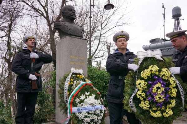 Във Варна бяха отбелязани 151 години от рождението на капитан І ранг Димитър Добрев &ndash; командир  на отряда торпедоносци, извършили атаката срещу крайцера &quot;Хамидие&quot; през Балканската война. По този случай военните моряци поднесоха венци и цветя пред паметника му до Военноморския музей. Снимка: Булфото